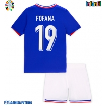 Camisa de Futebol França Youssouf Fofana #19 Equipamento Principal Infantil Europeu 2024 Manga Curta (+ Calças curtas)